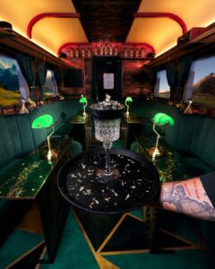 Interior tren Voyager Cocktail Bar
