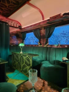 Interior tren Voyager Cocktail Bar