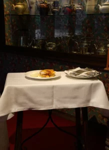 • Comedor con bóveda de piedra del restaurante Landa Burgos
